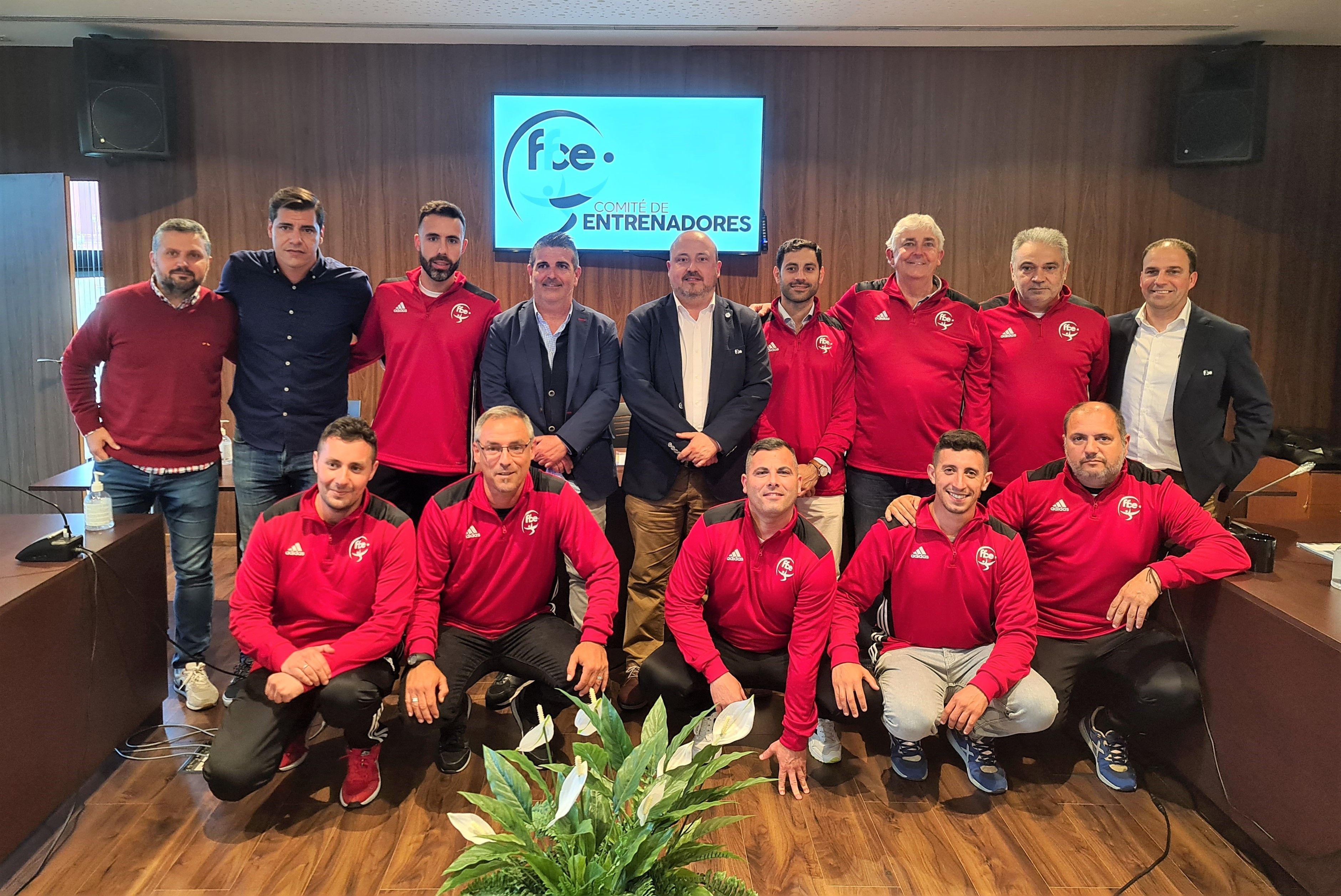 David Gutiérrez, presidente del Comité Nacional de Entrenadores, visita la FFCE 