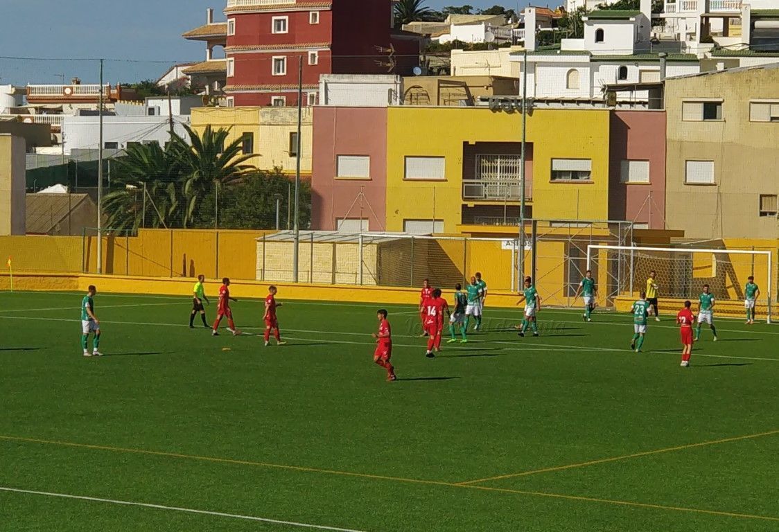 El filial comienza la temporada con victoria ante el Rota (2-1)