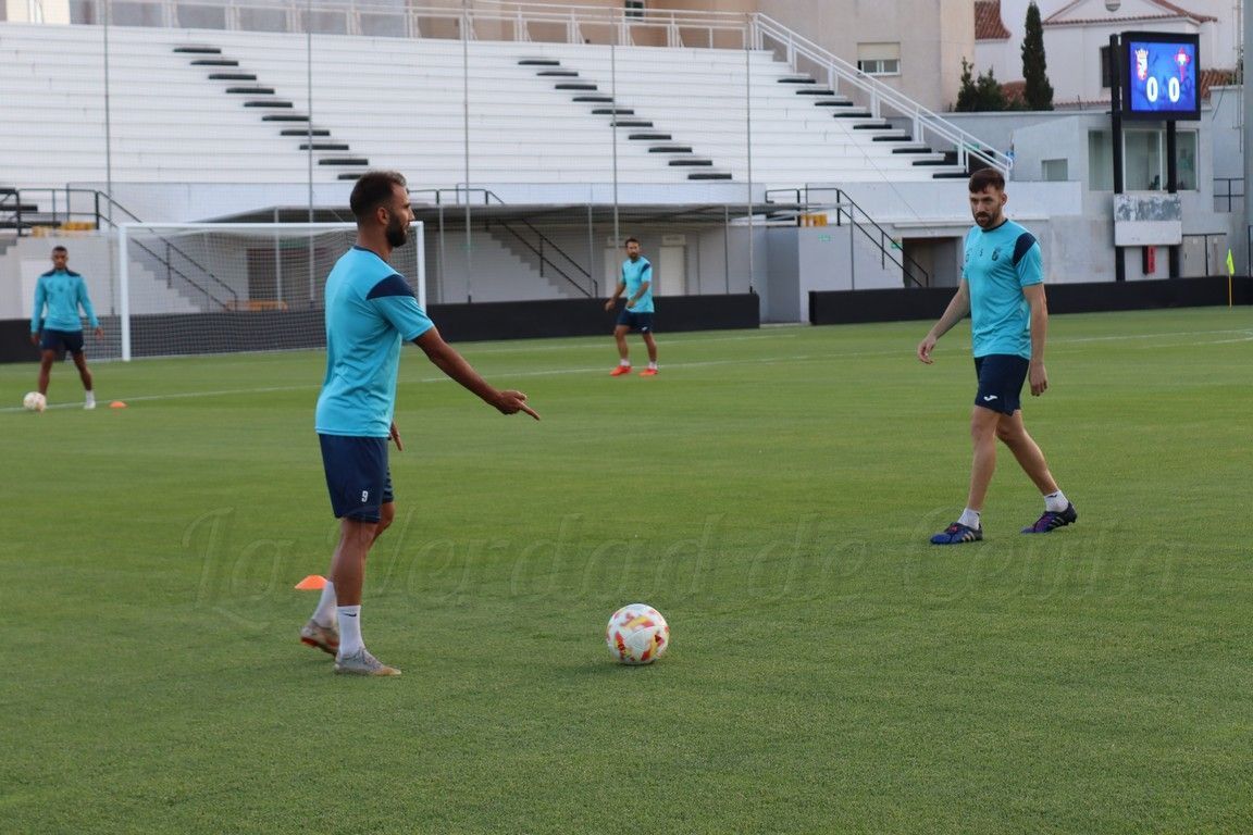 El Ceuta entrena por primera vez en el nuevo césped del Murube