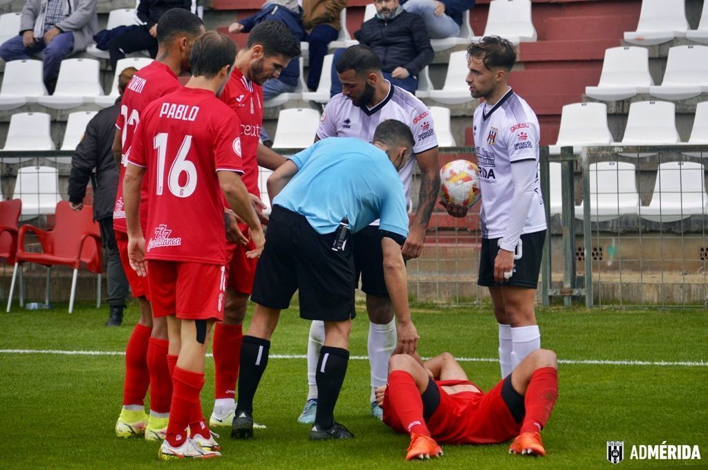 El Ceuta pierde en el 'Estadio Romano José Fouto’ y es colista (2-0)