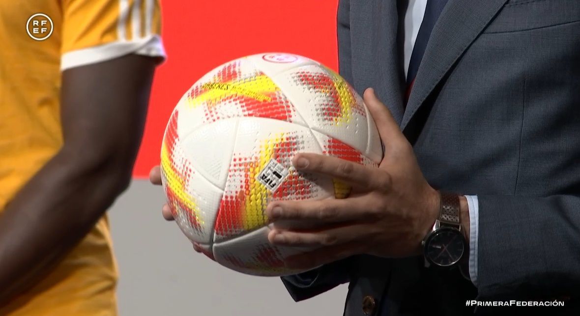 También se presentó el balón oficial "Amberes" para todas las competiciones de la RFEF balon amberes