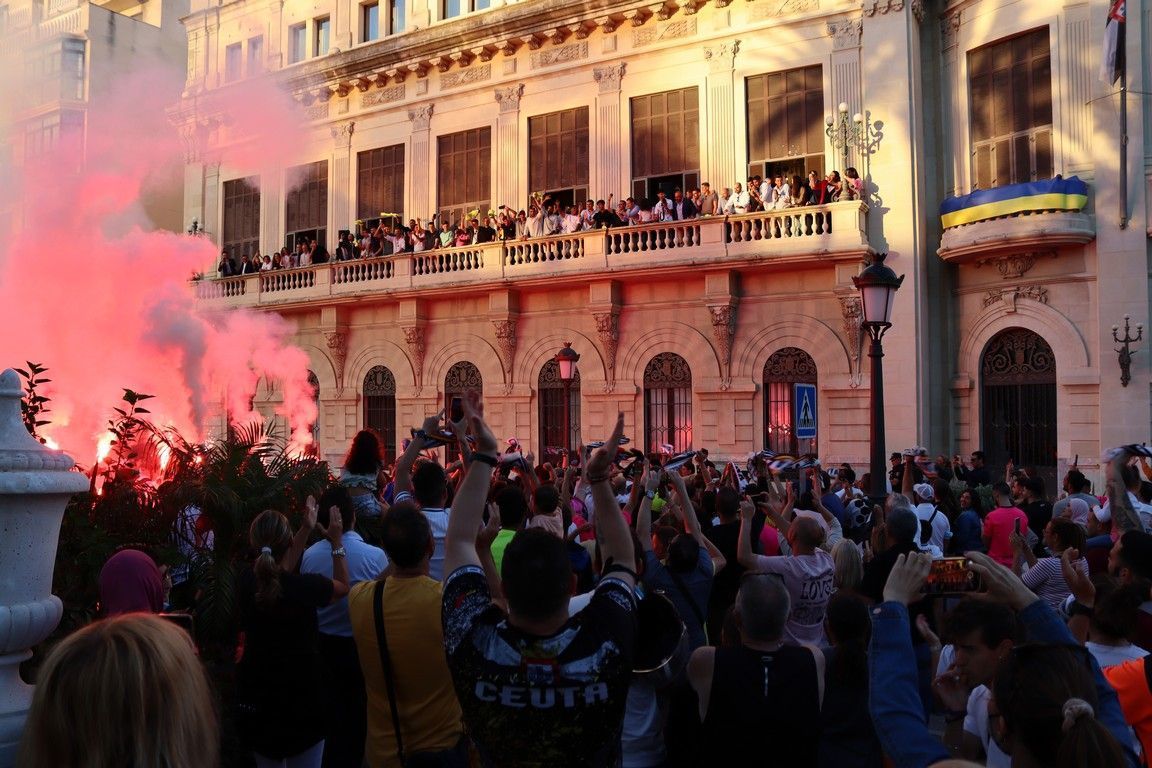 La AD Ceuta festeja su ascenso a Primera RFEF con su afición