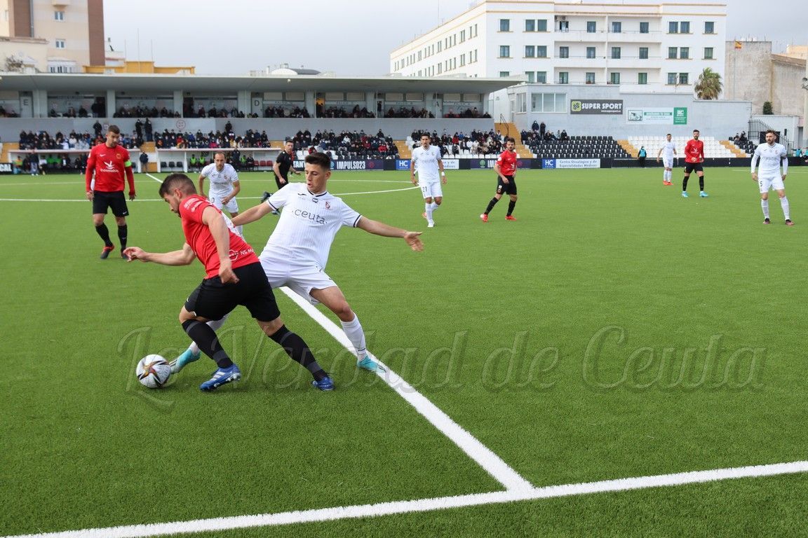 El Ceuta domina pero no derriba la muralla del Montijo (0-0)