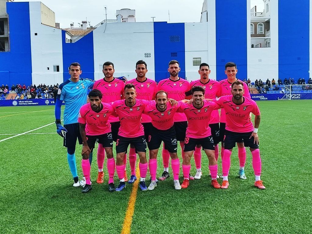 Un penalti en el último minuto deja al Ceuta con la miel en los labios en Vélez (2-2)