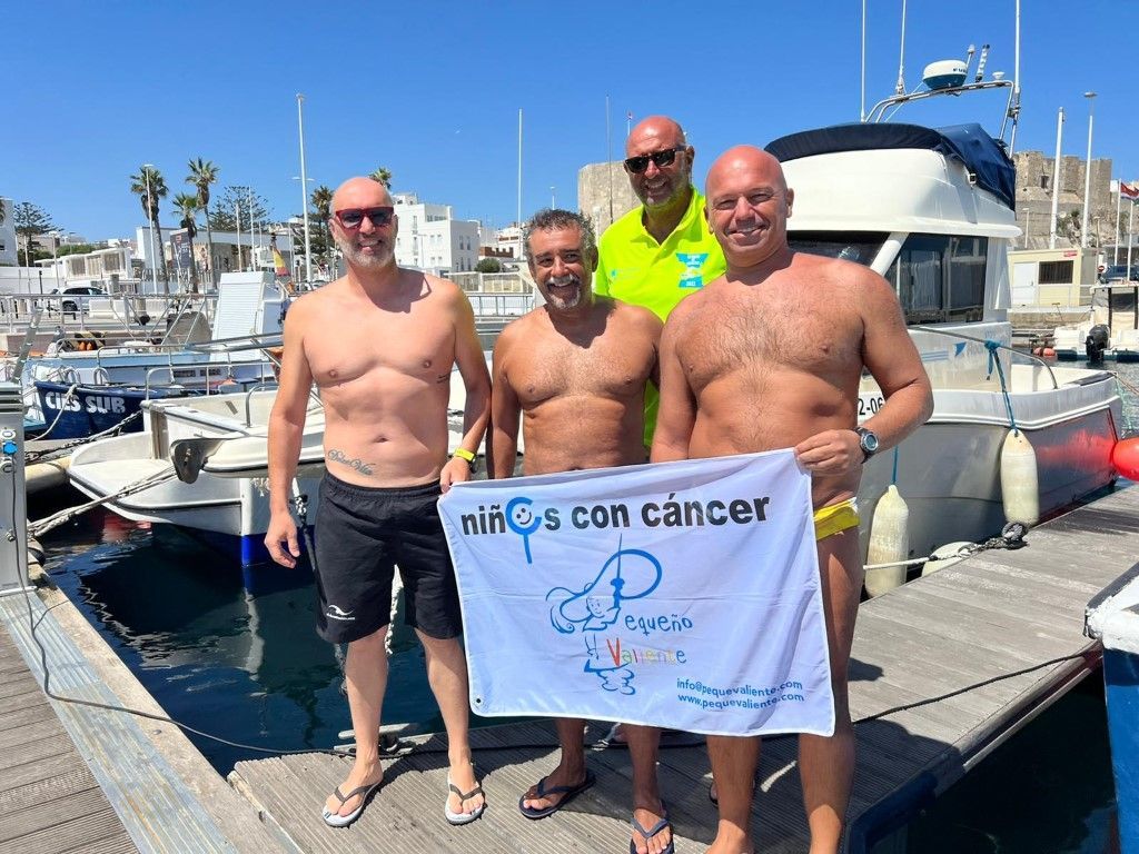 Cuatro deportistas cruzan a nado el Estrecho para dar visibilidad a los niños con cáncer
