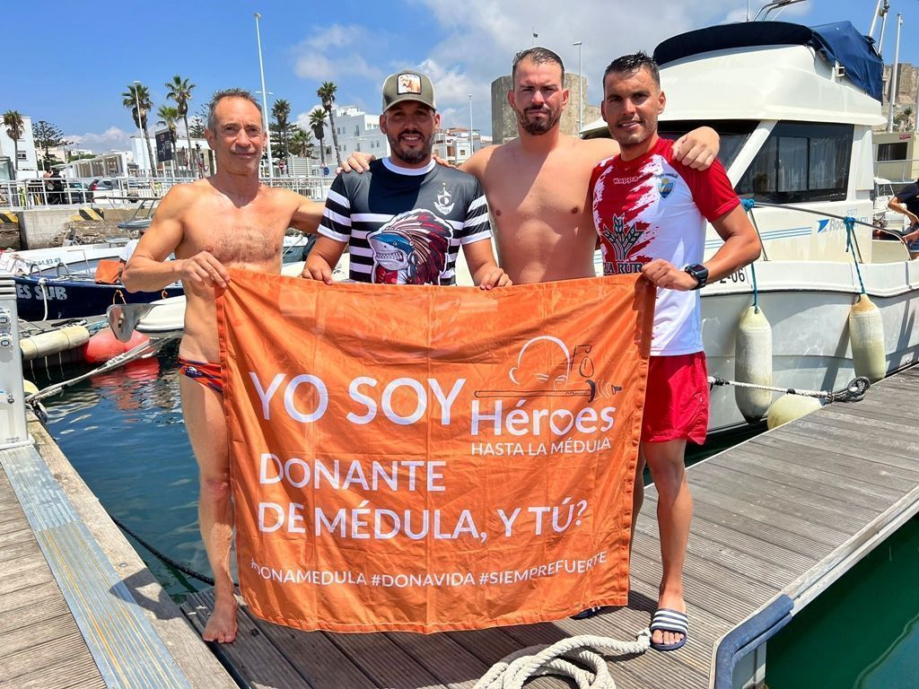 Cuatro deportistas cruzan el Estrecho a nado con un fin solidario