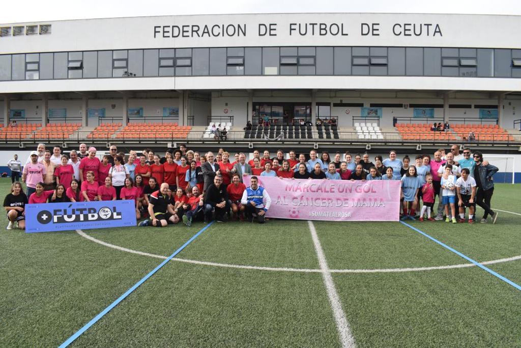 Decenas de participantes en la "Jornada Solidaria de fútbol contra el cáncer de mama"