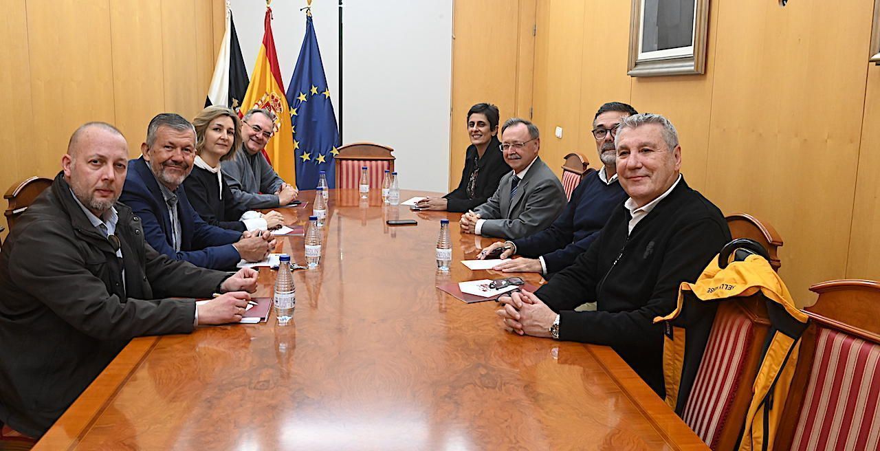 Vivas se reúne con la Confederación de Empresarios para repasar los temas de actualidad