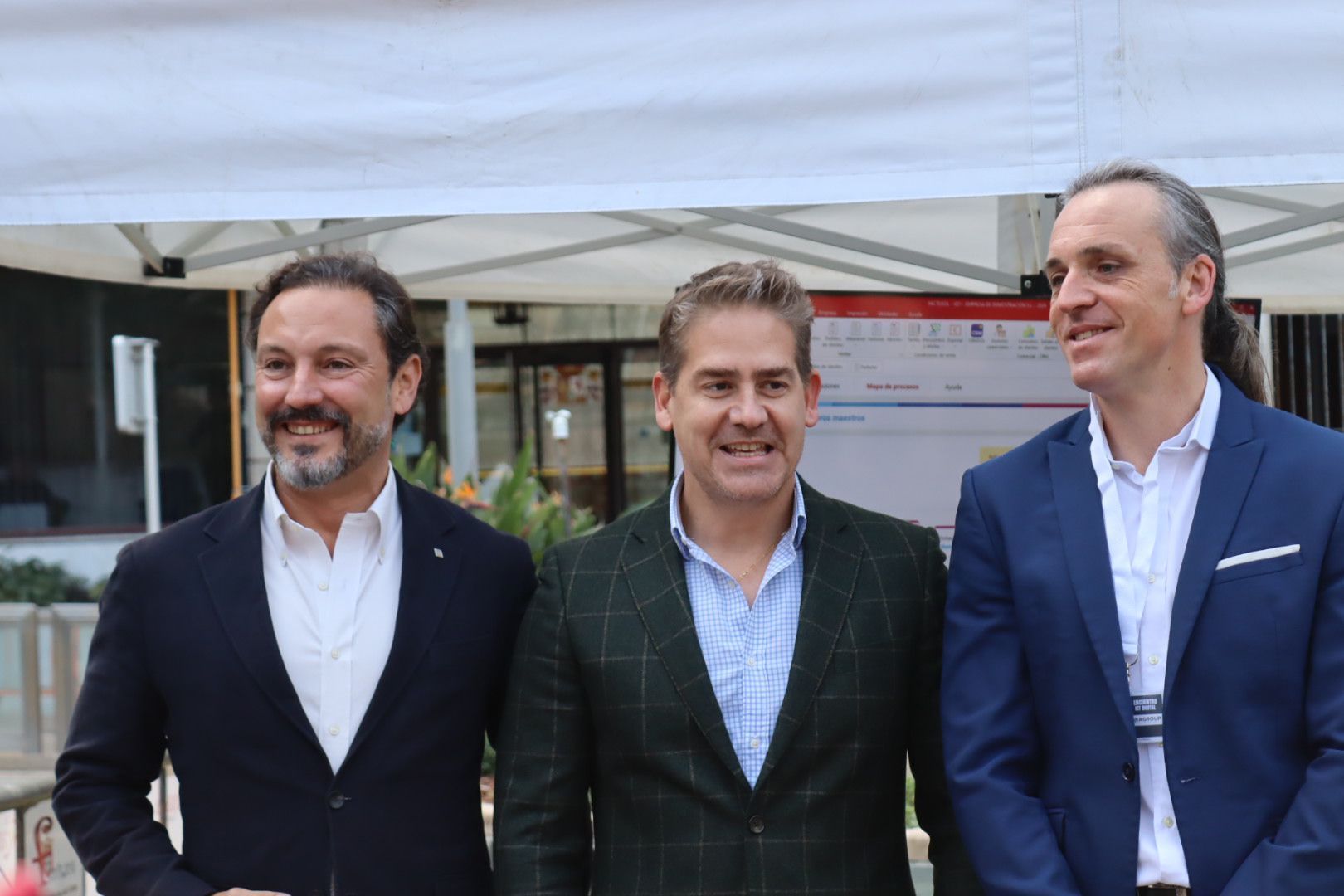 Karim Bulaix, presidente de la Cámara de Comercio, junto a Alberto Cárdenas y Enrique Villa, responsable de ventas de Var Group