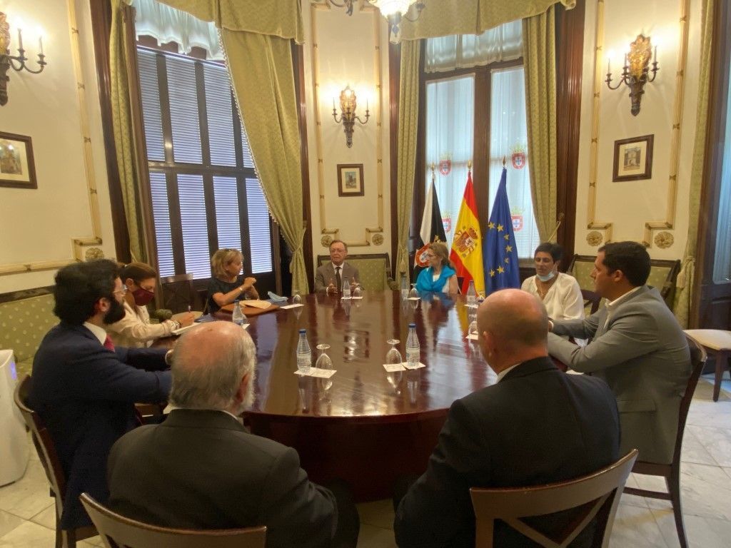 Vivas se reúne con responsables de la Agencia Tributaria