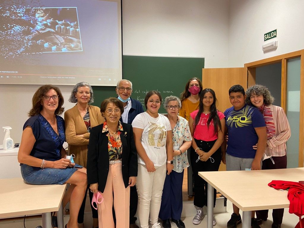 El alumnado del Clara Campoamor asiste a "La boda de Tetis y Peleo" en el aula de mayores de la UGR