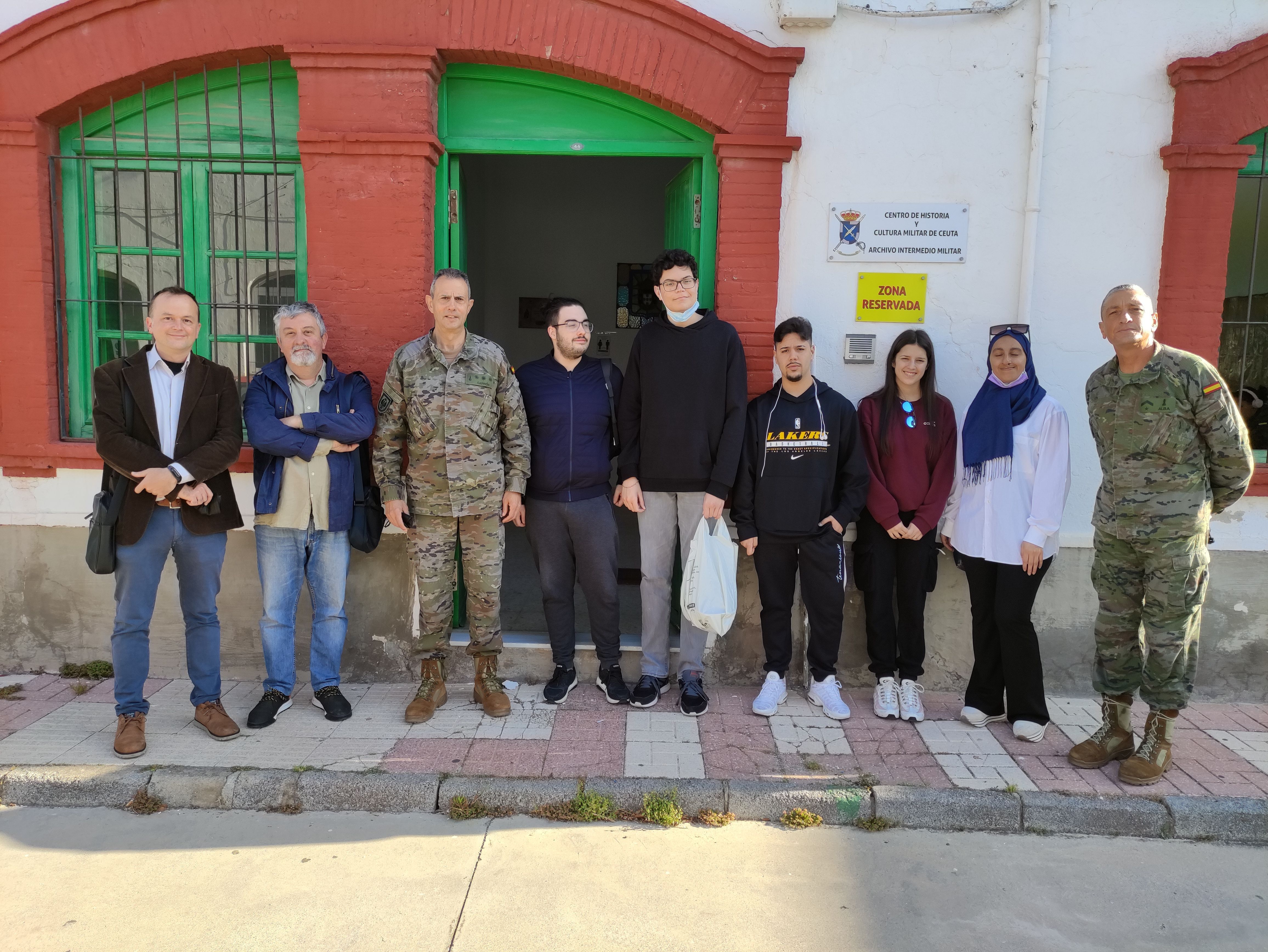 Alumnos del Siete Colinas visitan el Archivo Intermedio Militar de Ceuta