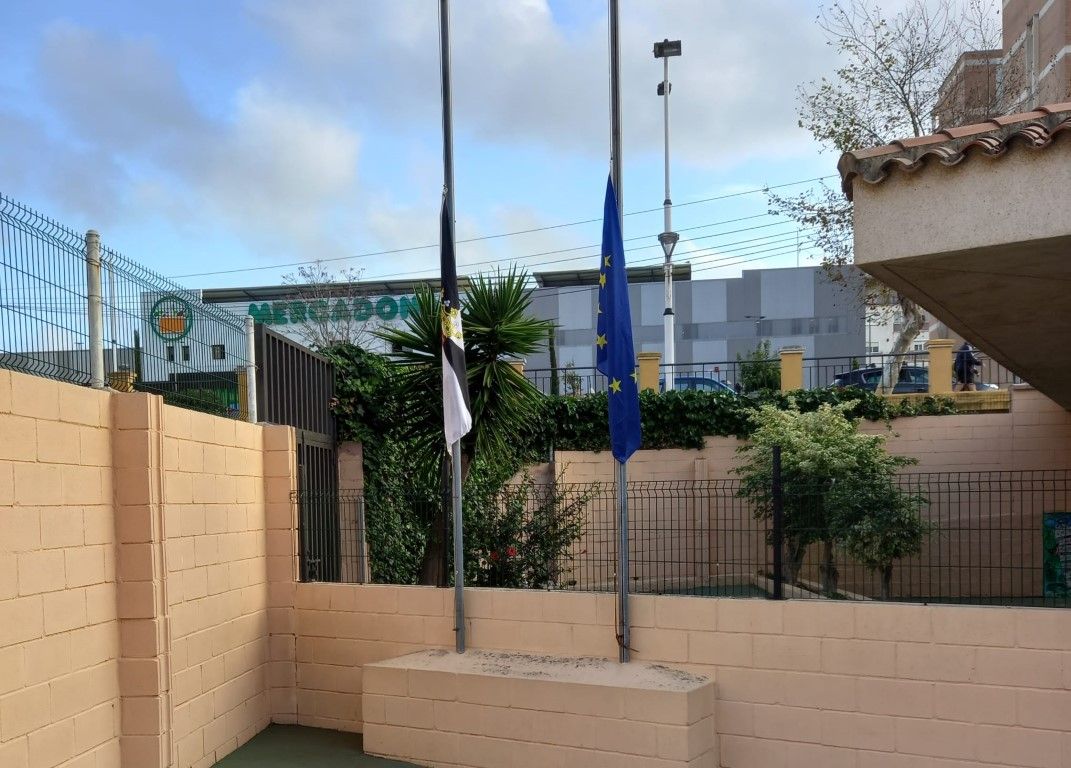 San Daniel bandera media asta 1