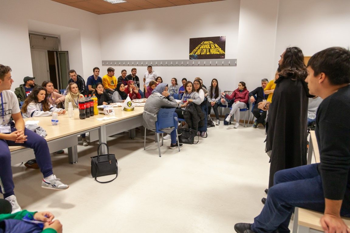 El campus universitario organiza una actividad de juegos de marketing