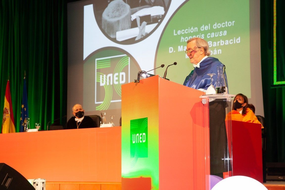La UNED de Ceuta felicita a Mariano Barbacid en su investidura como doctor honoris causa