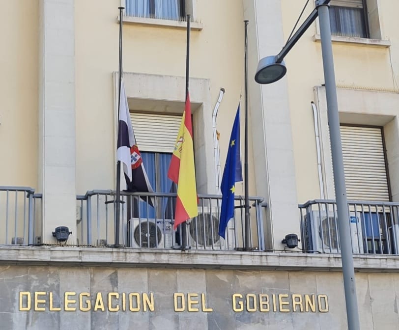 Las banderas en Delegación y el Ayuntamiento ondean a media asta