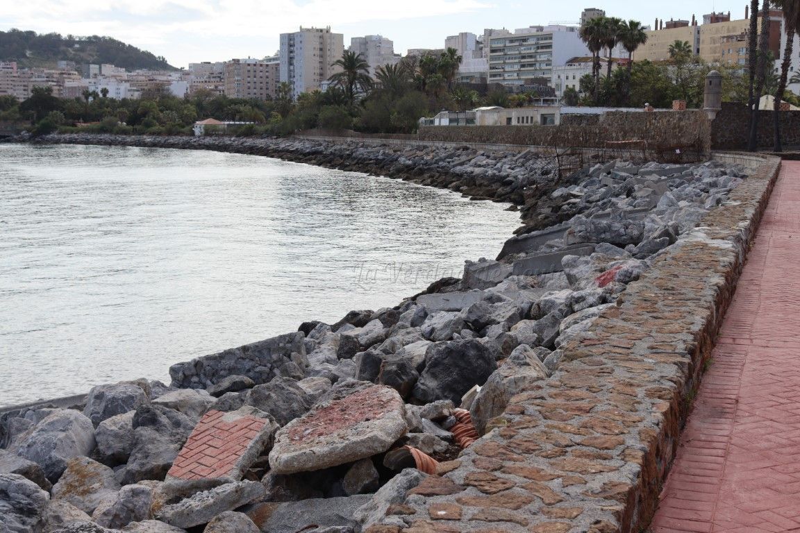 Hallan el cadáver de un migrante flotando en el mar cerca de las escolleras del Parque Marítimo