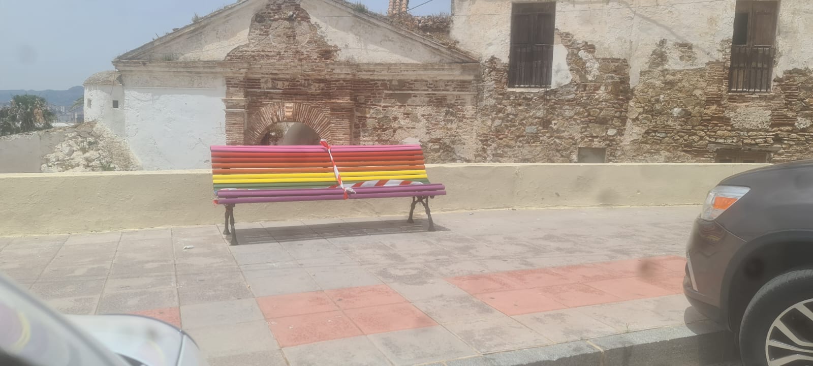 La Ciudad decora un banco con los colores del arco iris por el Día Internacional del Orgullo LGTBI