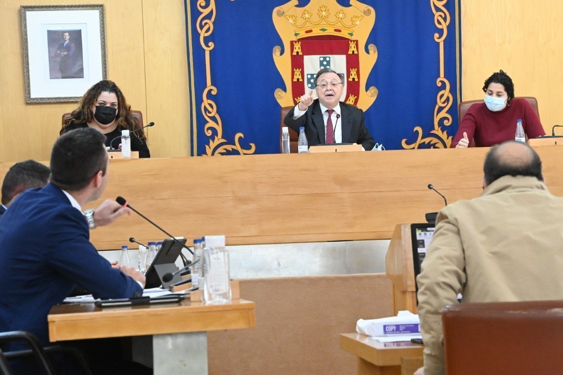 Vivas suspende la sesión del Pleno de la Asamblea tras un nuevo altercado con Vox