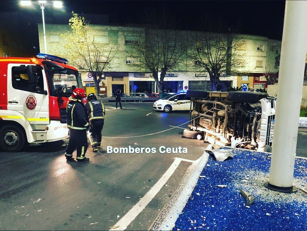 Un aparatoso accidente deja un vehículo volcado en la rotonda del Sardinero