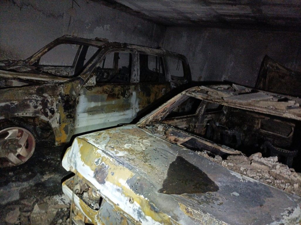 Los bomberos extinguen un peligroso incendio en el Edificio La Reina y rescatan a una persona
