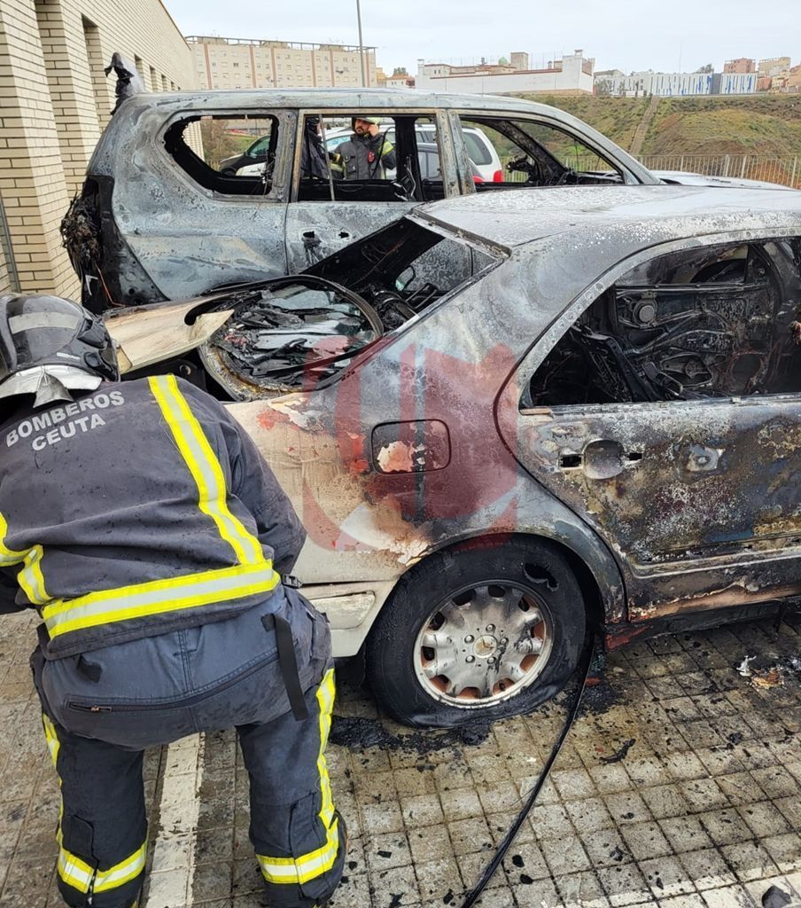 Tres detenidos por la quema de seis vehículos en Loma Colmenar