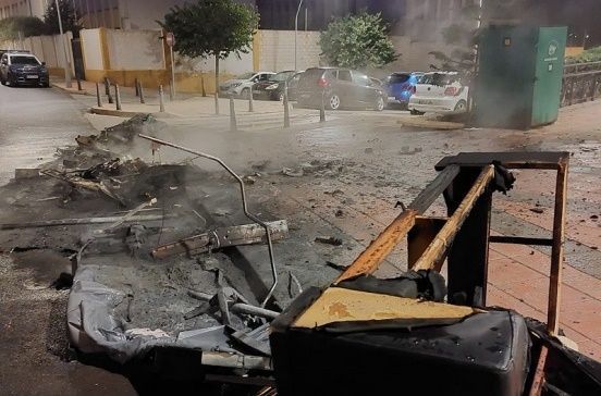 Nueva noche de incendios y vandalismo: 7 vehículos y 5 contenedores quemados