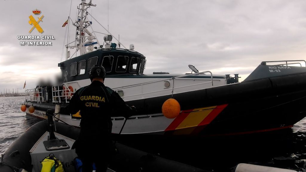 La Guardia Civil interviene 56 kilos de cocaína adosados en el casco de un barco en el puerto de Algeciras