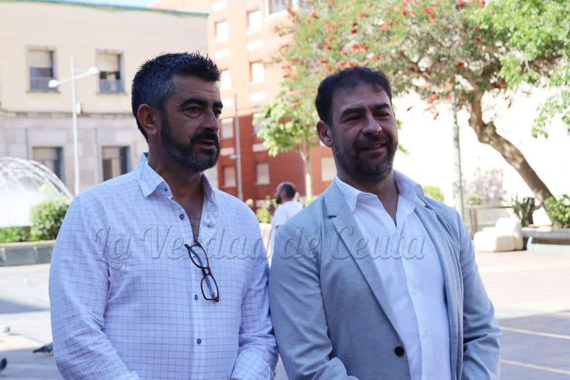 Ernesto Vilariño, a la derecha de la imagen en una visita a Ceuta