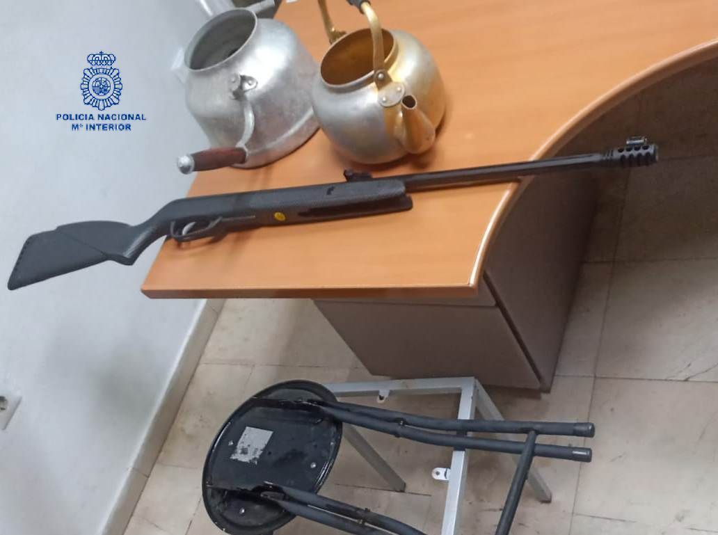 Detenido por amenazar a sus vecinos con una escopeta y lanzar enseres personales por la ventana