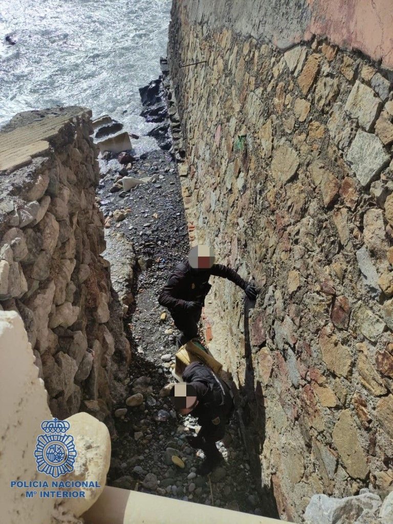 Hallan escondido en la playa de la Almadraba un fardo con 45 kilos de hachís
