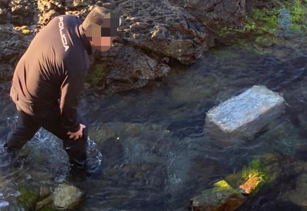 La Policía Nacional recupera un fardo de 46 kilos de hachís oculto cerca de la orilla