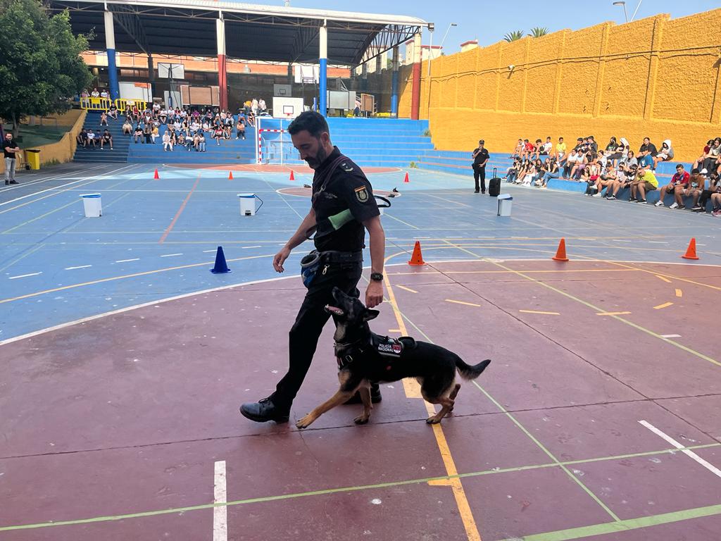 La Policía Nacional se desplaza al Instituto Abyla para una exhibición canina