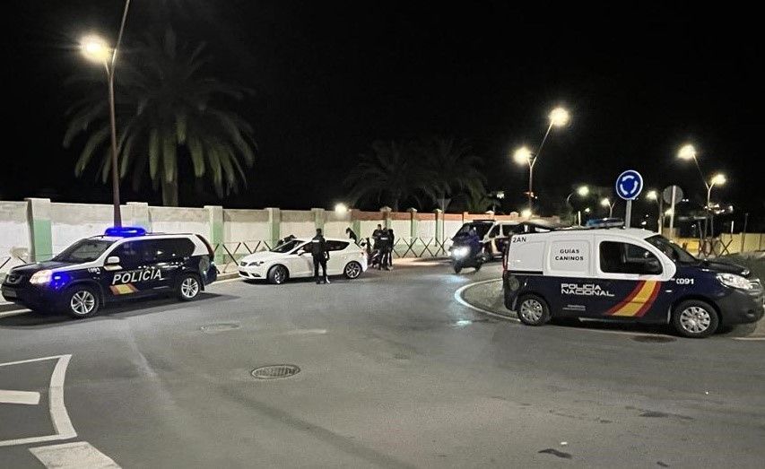 Los hechos ocurrieron el pasado viernes por la mañana cuando dicha agresora acompañaba a su madre en Urgencias. Según han informado fuentes policiales, la presunta agresora ya ha sido puesta a disposición judicial.  Las doctoras, principales víctimas de las agresiones a sanitarios en el 2021 La Policía Nacional registró 225 denuncias por agresiones a sanitarios en España en 2021, siendo el perfil de la víctima el de una mujer española de entre 36 y 55 años, y el del agresor el de un hombre de la misma edad y nacionalidad. Según ha informado ese cuerpo este jueves, la cifra de denuncias aumentó un 14 por ciento respecto a 2020, año del inicio de la pandemia del coronavirus, principalmente por la vuelta a la presencialidad en los centros hospitalarios y de salud. Del total de denuncias contabilizadas, un 48 por ciento lo fueron por agresiones físicas y el colectivo de médicos fue el más perjudicado al sufrir más de la mitad de ellas, seguido por el de enfermeros y el de técnicos. Madrid y Málaga fueron las provincias con un mayor número de denuncias, 23 en cada una de ellas. En cuanto a los días y horarios con mayor incidencia, los martes en la franja horaria entre las 10 de la mañana y las 12 del mediodía es el espacio que más denuncias ha concentrado. Además de estas agresiones, los agentes de seguridad ciudadana realizaron un total de 9.000 intervenciones tanto en hospitales como en atenciones sanitarias en domicilios. La Policía ha explicado que la vigilancia de las medidas higiénicas y sanitarias en hospitales y otros centros médicos también ha provocado este repunte de las denuncias por agresiones a profesionales del sector. Contra estos actos delictivos, el Cuerpo ha puesto en valor la figura de los interlocutores policiales sanitarios -59 agentes que conforman un equipo de prevención y atención de este tipo de agresiones-, que han llevado a cabo una labor de concienciación y han impulsado muchas de las denuncias interpuestas por las víctimas. En 2021, el equipo de interlocutores ha extendido su función preventiva a los profesionales de seguridad que protegen a los sanitarios, llegando a más de 12.000 trabajadores de la salud y la seguridad en España desde la implantación del protocolo, en 2017. El año pasado se pusieron en marcha nuevas medidas, como la adaptación de un protocolo de denuncias in situ tras producirse las agresiones. Estos datos se han presentado este jueves en un acto al que han asistido altos mandos policiales, así como representantes del Colegio Oficial de Médicos, del Colegio Oficial de Enfermería o del Colegio Oficial de Farmacias. De cara a los próximos años, la Policía Nacional adoptará nuevas medidas en materia preventiva de agresiones en el ámbito sanitario, entre ellas la puesta en funcionamiento de actividades formativas en el ámbito universitario.