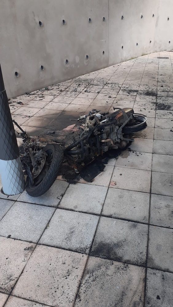 Tres detenidos por incendiar de forma intencionada una motocicleta