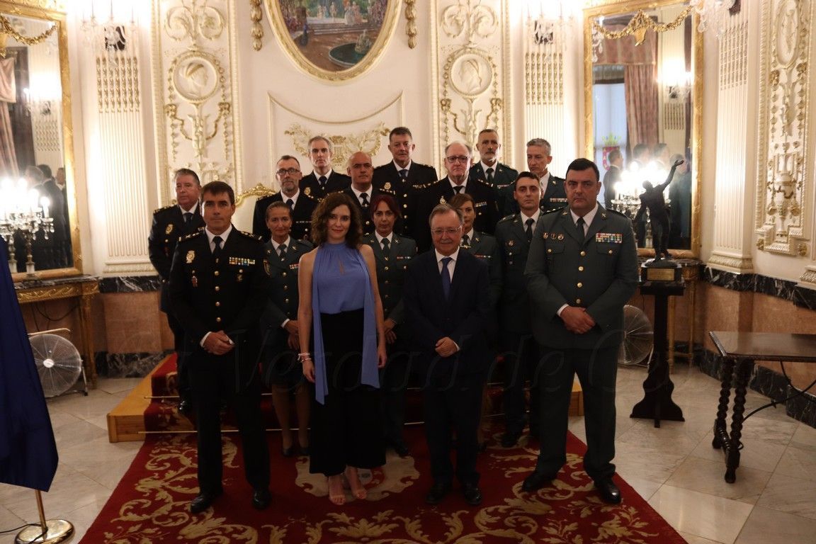 Díaz Ayuso entrega la máxima condecoración de Madrid a la Policía Nacional y a la Guardia Civil de Ceuta