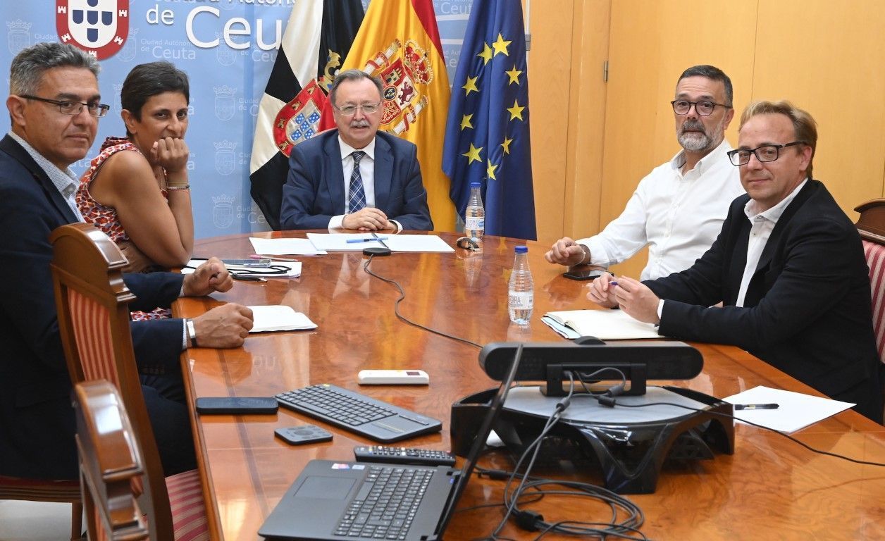 Vivas pide a la vicepresidenta Nadia Calviño la ampliación del puerto deportivo y la escuela de pilotos de helicópteros