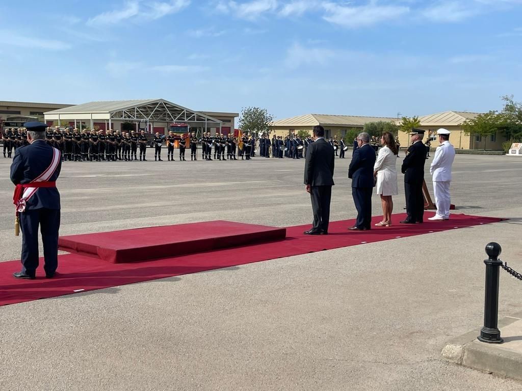 Mabel Deu y el director del 112 visitan la Base de Morón de la Frontera