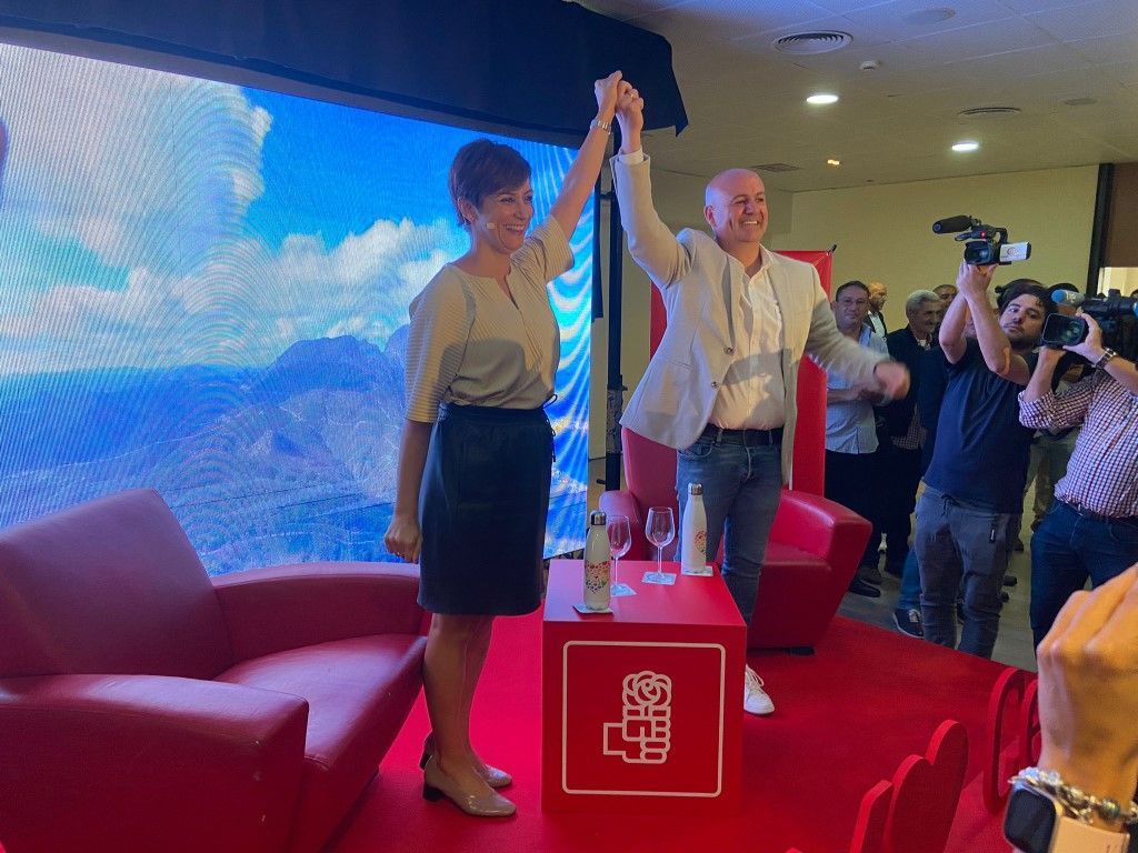Juan Gutiérrez recibe el apoyo de Isabel Rodríguez en el café coloquio celebrado esta tarde por el PSOE de Ceuta