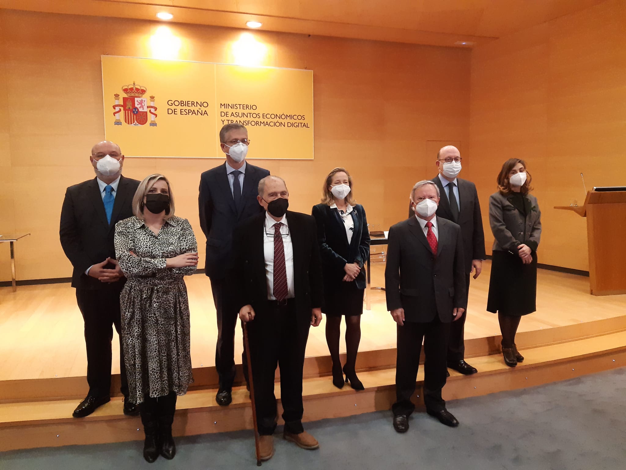 La Plataforma de Mayores y Pensionistas (PMP), el movimiento más representativo a nivel estatal (con 15.079 asociaciones y más de 5.746.000 afiliados) para la defensa de los derechos de las personas mayores y pensionistas ante los poderes públicos, privados y el conjunto de la sociedad, ha manifestado su “satisfacción” ante el “avance significativo” en cuanto a la resolución de sus reivindicaciones, que ha supuesto la ampliación del ‘Protocolo Estratégico para Reforzar el Compromiso Social y Sostenible de la Banca’, firmado este lunes en el Ministerio de Asuntos Económicos, aunque sigue demandando que se complete con un marco legal específico.     El protocolo, que incluye nuevas medidas para mejorar la atención en las entidades financieras hacia las personas mayores y personas mayores con discapacidad, ha sido suscrito por el presidente de la Asociación Española de Banca (AEB), José María Roldán; el director general de la Confederación Española de Cajas de Ahorros (CECA), José María Méndez, y la secretaria general de la Unión Nacional de Cooperativas de Crédito (Unacc), Cristina Freijanes, en un acto presidido por la vicepresidenta primera del Gobierno y ministra de Asuntos Económicos y Transformación Digital, Nadia Calviño, y que contó también con la presencia del gobernador del Banco de España, Pablo Hernández de Cos.     Previamente al acto de la firma, la vicepresidenta Calviño, que avala este documento, junto al secretario de Estado de Economía y Apoyo a la Empresa, Gonzalo García Andrés; la secretaria de Estado de Digitalización e Inteligencia Artificial, Carme Artigas, y el secretario general del Tesoro, Carlos Cuerpo, mantuvieron una reunión con el médico jubilado Carlos San Juan, que ha conseguido recabar más de 640.000 firmas con la campaña “Soy mayor, no idiota”;  el presidente de la PMP, Ángel Rodríguez, y la presidenta de la Asociación de Usuarios Financieros (Asufin), Patricia Suárez     La PMP destaca de este encuentro que “ha sido una reunión muy fructífera”, en la que la ministra mantuvo “un discurso sólido, comprometido y sensible hacia las personas mayores”. Por su parte, después del acto de firma, Calviño manifestó que la exclusión financiera de las personas mayores “es un asunto prioritario actualmente”. Asimismo, afirmó que desde su Ministerio han convocado, como se recogió en los medios, a las asociaciones bancarias para que en el plazo de un mes hiciesen las propuestas concretas con el fin de conseguir “un trato personal, humano y eficaz para las personas mayores”.   
