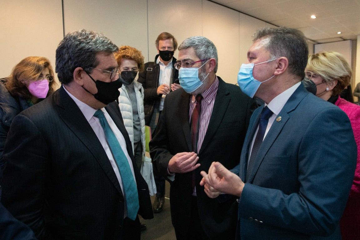El Foro de la Profesión Médica entrega sus reclamaciones sanitarias al ministro de Inclusión, Seguridad Social y Migraciones