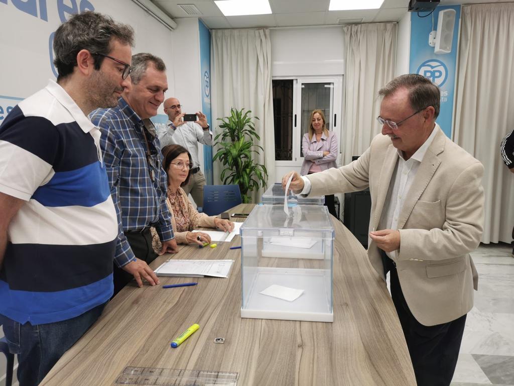 Vivas obtiene el respaldo de los militantes con el 99,1% de los votos