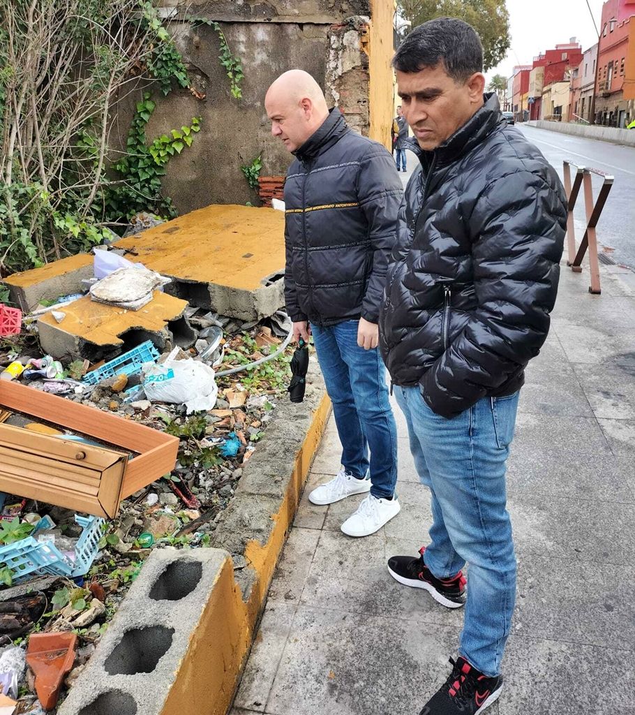 Gutiérrez: “Los vecinos de Narváez Alonso y Poblado de Regulares nos preguntan los motivos por los que ellos tienen que mendigar la instalación de puntos de luz mientras que en la Gran Vía hay farolas de 72.000 euros”