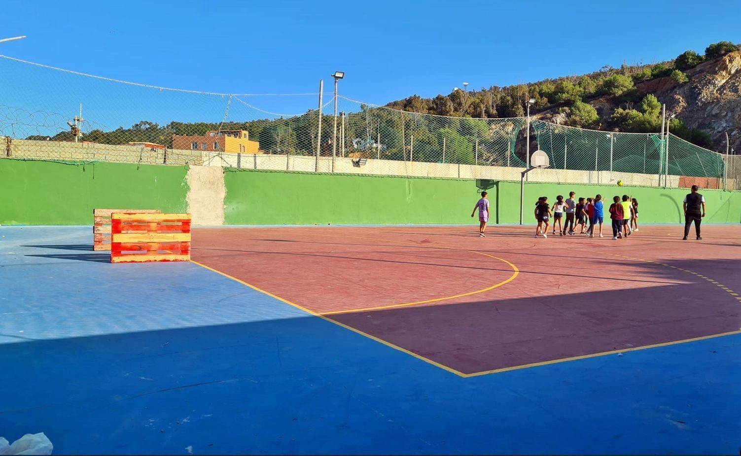 El PSOE exige al Gobierno local del PP que termine los trabajos de adecentamiento y la pista polideportiva de la barriada de Benzú