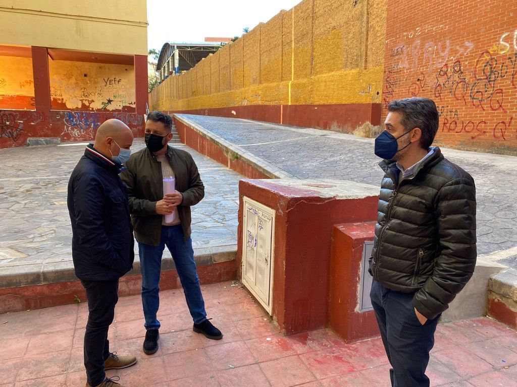El PSOE exige el cierre por seguridad de la zona trasera de cinco bloques del Polígono Virgen de África