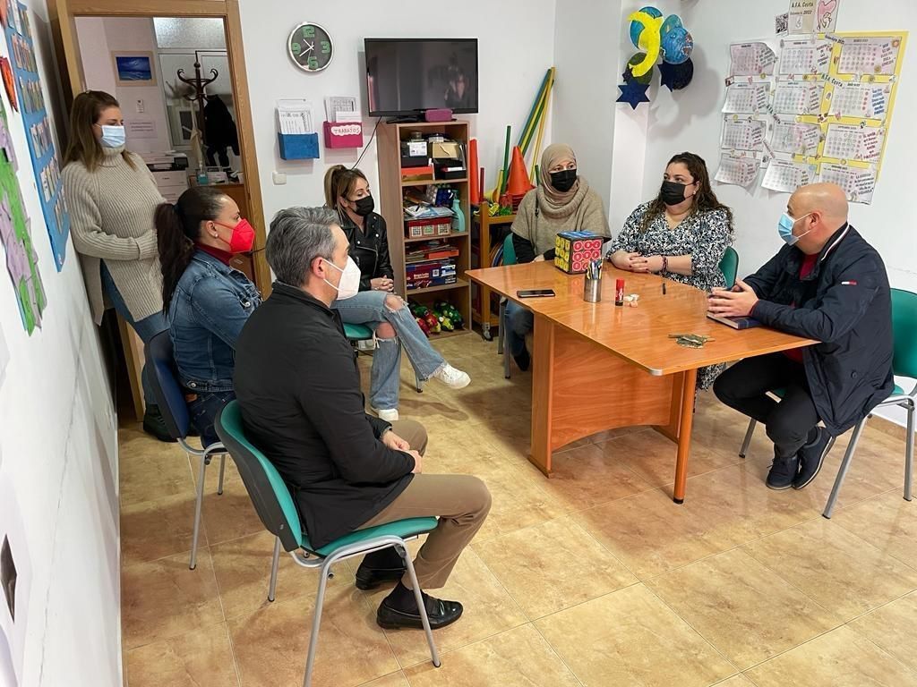 El PSOE hace gestiones para que la Asociación de Familiares de Alzheimer cuente con un vehículo adaptado