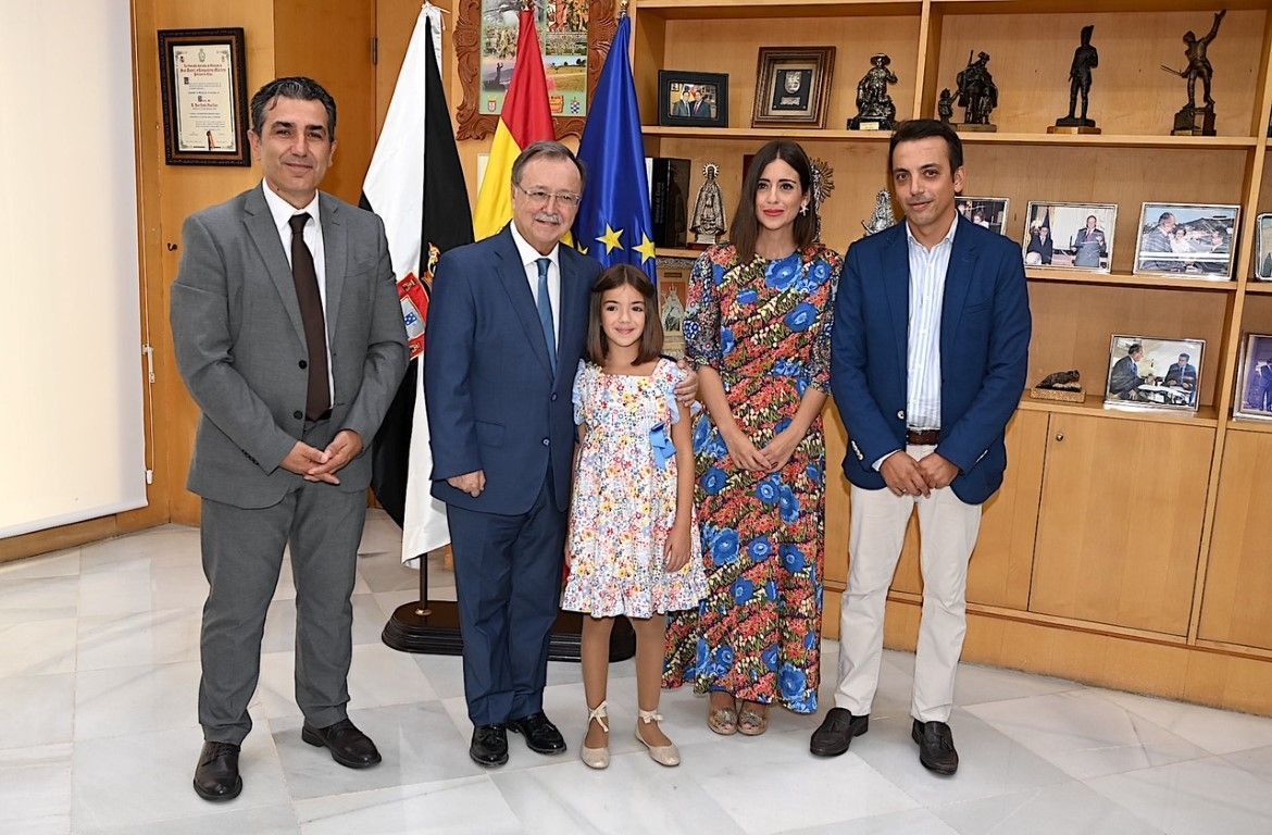 Vivas felicita a la ganadora del certamen "¿Qué es un rey para ti?"