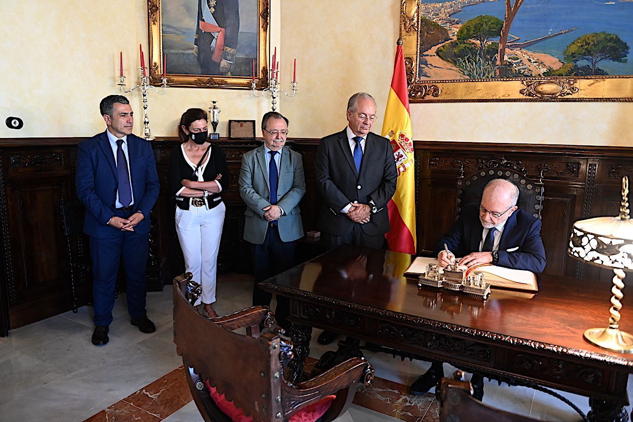 Juan Vivas ha recibido este viernes en la Puerta Noble del Palacio de la Asamblea al vicepresidente del Tribunal Constitucional, Juan Antonio Xiol