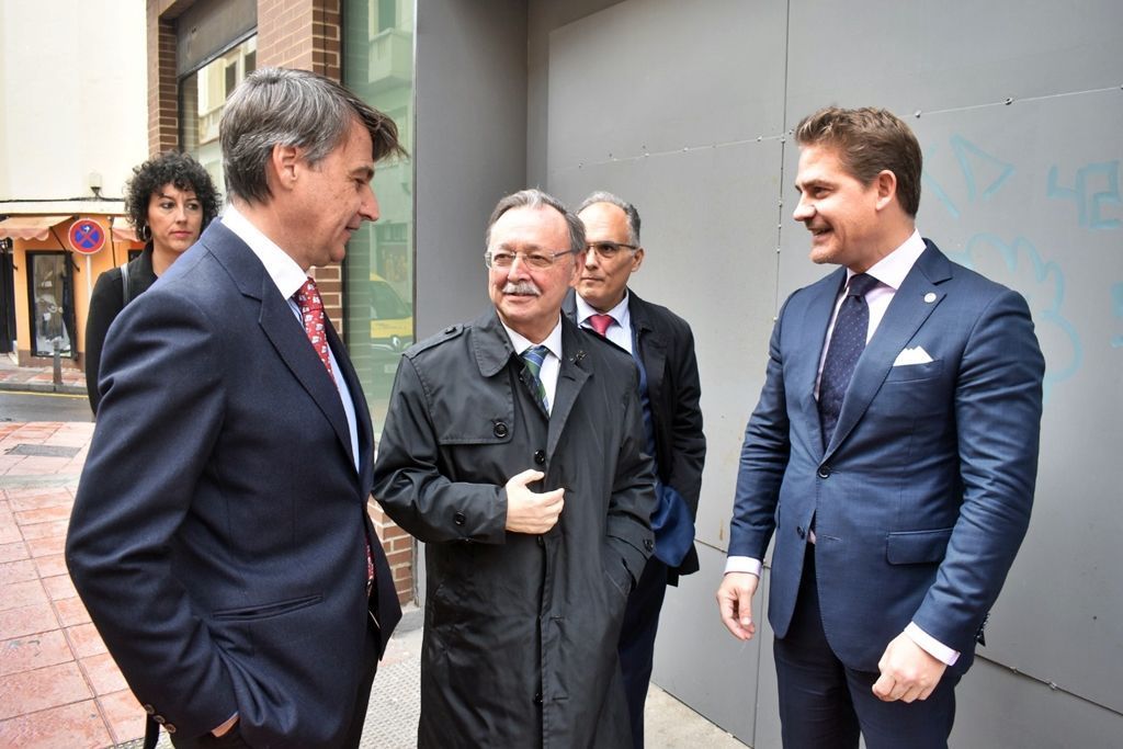 Vivas visita las nuevas instalaciones de la Cámara de Comercio en la antigua Caixa de Azcárate