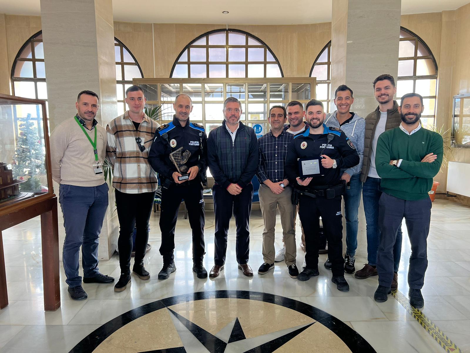 El presidente y el director del puerto reciben a los participantes en el Campeonato Interpuertos